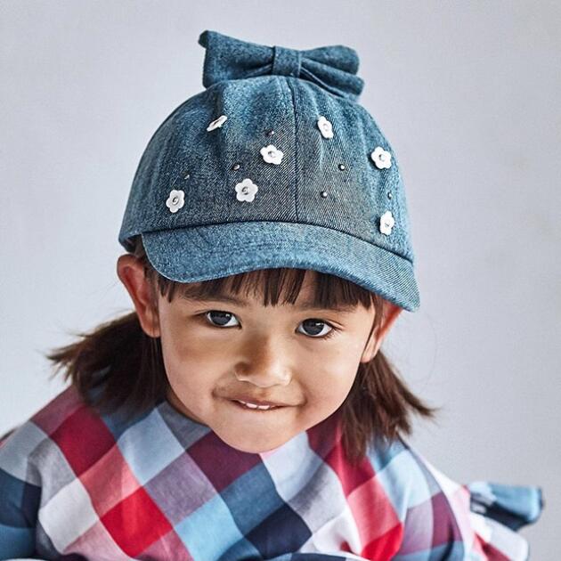 Dievčenská rifľová šiltovka s kvetmi a mašľou Mayoral modrá