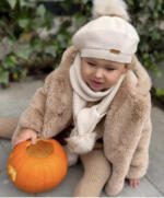 Dievčenská pletená baretka s brmbolcom Cóndor linen béžová | Welcomebaby.sk