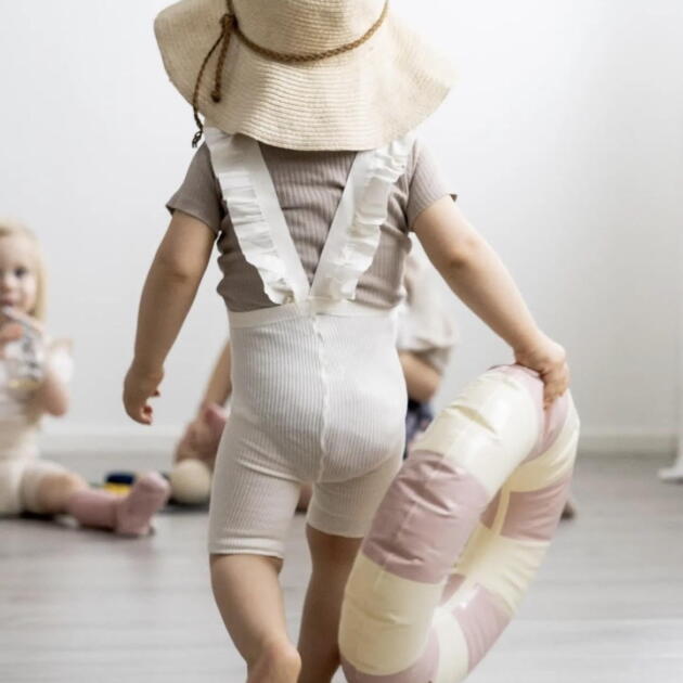 CÓNDOR Šortky s volánovými trakmi krémové cream Cycling leggings 2421 | Welcomebaby.sk